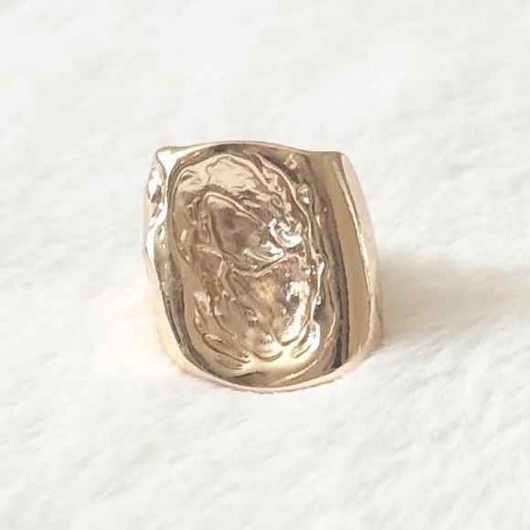 Jewelry - 5/$25 🩷 Women’s Gold Sculpted Statement Ring